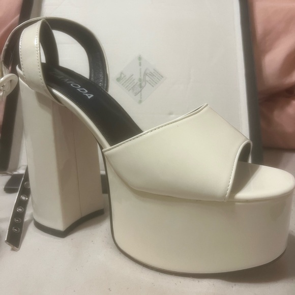 White faux leather platform heels minor scuff - Picture 5 of 5